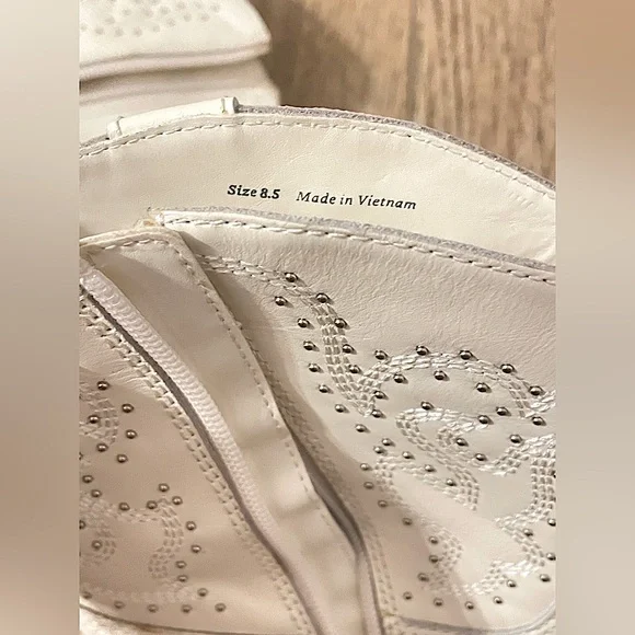 (LIKE NEW) Dolce Vita Solow Stud Western Boot Size 8.5 (NWOT) Never worn. - Picture 6 of 11